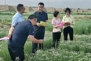 温情一幕！枪迷从越南河内一路跑进酋长球场